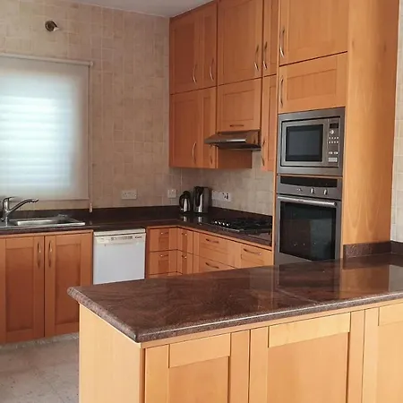 Victoria 400 Meters To The * Pégeia