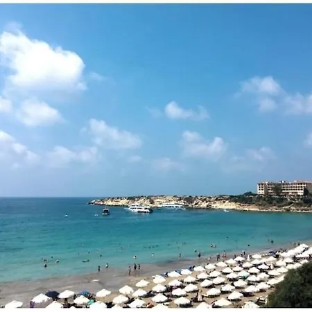 Victoria 400 Meters To The Villa Peyia