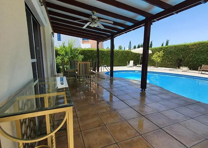 Victoria 400 Meters To The Vila *