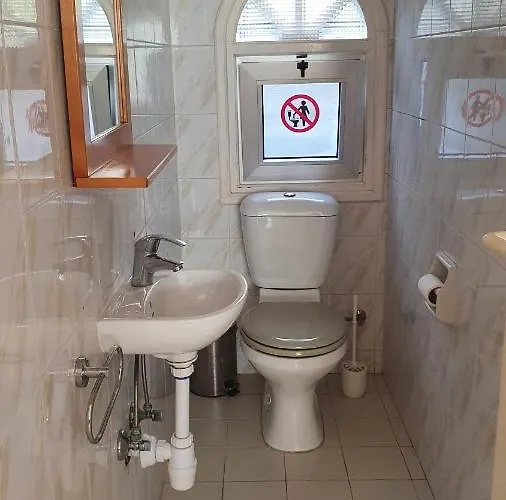 Victoria 400 Meters To The Βίλα *