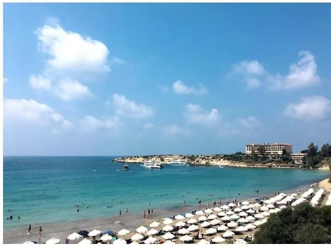 Victoria 400 Meters To The Vila Pegeia